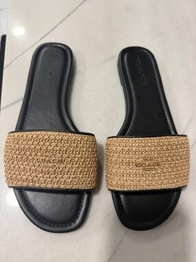 Coach women’s tan woven slide sandal size 9